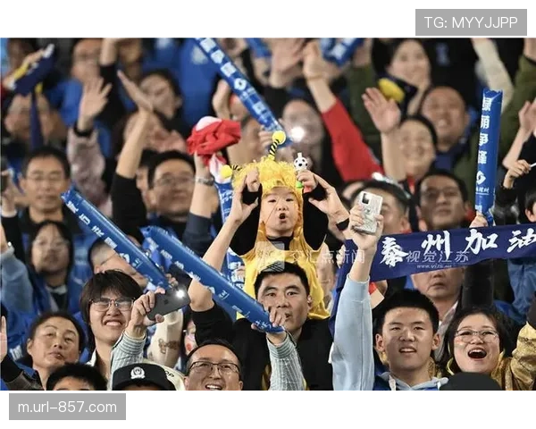 场边镜头：小球迷高举标语为自己偶像庆祝生日
